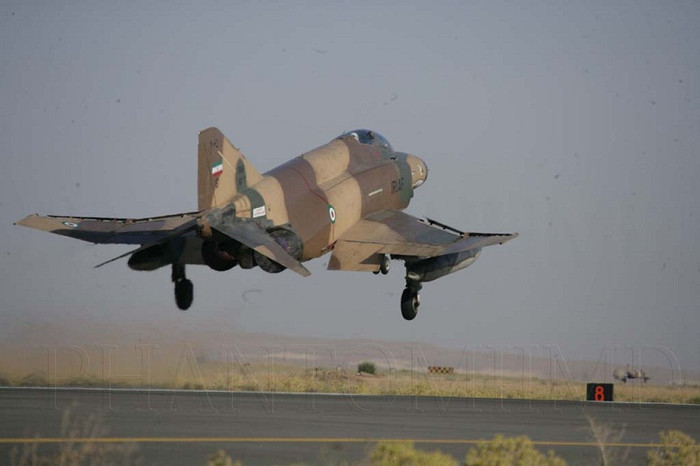 Những chiếc F-4 Iran được Không quân Cộng hòa Hồi giáo Iran sử dụng và duy trì được hoạt động nhờ việc đại tu và bảo trì bởi công nghiệp hàng không Iran. Những chiếc F-4 Iran được Không quân Cộng hòa Hồi giáo Iran sử dụng và duy trì được hoạt động nhờ việc đại tu và bảo trì bởi công nghiệp hàng không Iran.