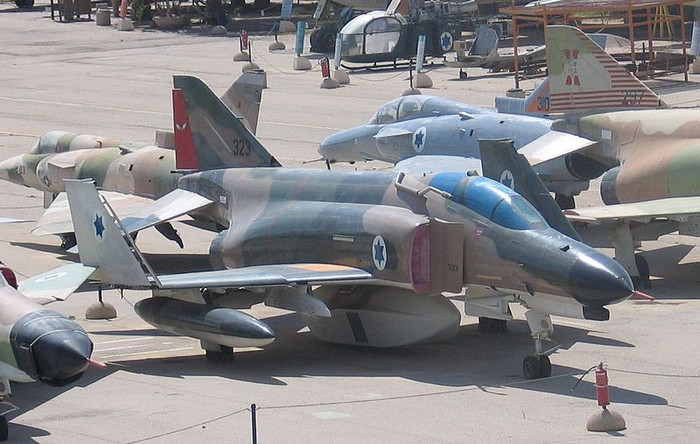 Kurnass 2000, phiên bản F-4E nâng cấp của Không quân Israel. Kurnass 2000, phiên bản F-4E nâng cấp của Không quân Israel.