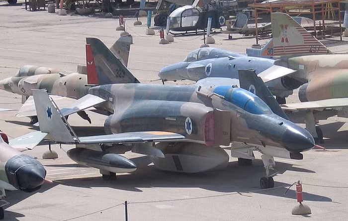 Kurnass 2000, phiên bản F-4E nâng cấp của Không quân Israel. Kurnass 2000, phiên bản F-4E nâng cấp của Không quân Israel.