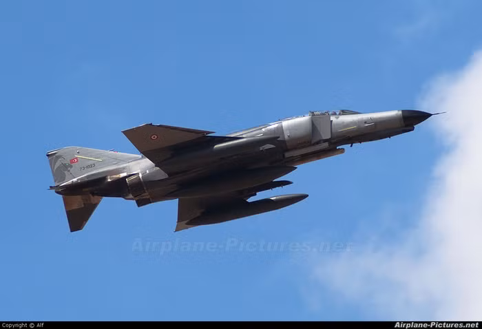 Không quân Thổ Nhĩ Kỳ nhận được những chiếc Phan tom đầu tiên vào năm 1974 trong chương trình Peace Diamond III, và được tiếp nối bằng những chiếc máy bay cũ của Không quân Hoa Kỳ trong chương trình Peace Diamond IV. Không quân Thổ Nhĩ Kỳ nhận được những chiếc Phan tom đầu tiên vào năm 1974 trong chương trình Peace Diamond III, và được tiếp nối bằng những chiếc máy bay cũ của Không quân Hoa Kỳ trong chương trình Peace Diamond IV.