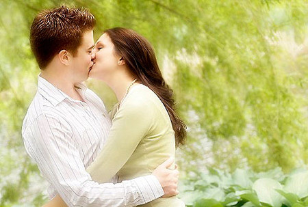 2. Thúc đẩy sự tuần hoàn máu: Khi hôn, tâm lý và sinh lý chúng ta đều có sự thay đổi, nhịp tim có thể đập nhanh hơn (hơn 100 lần/ phút), sự kích thích tần số này đã thúc đẩy sự tuần hoàn máu, không hề ảnh hưởng đến sức khỏe của tim, rất tốt cho sức khỏe.