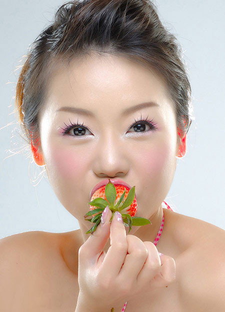 1. Làm đẹp da: Lúc hôn sẽ tạo nên cảm giác phấn chấn, đánh thức độ căng của 30 cơ mặt, làm tăng cường sự lưu thông máu, giúp cho da nhẵn lên. Nụ hôn đã thay thế một cách hiệu quả các loại kem dưỡng da và đắp mặt nạ.