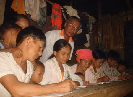 Ông Điền (đeo kính) cùng học sinh của mình. Ông Điền (đeo kính) cùng học sinh của mình.