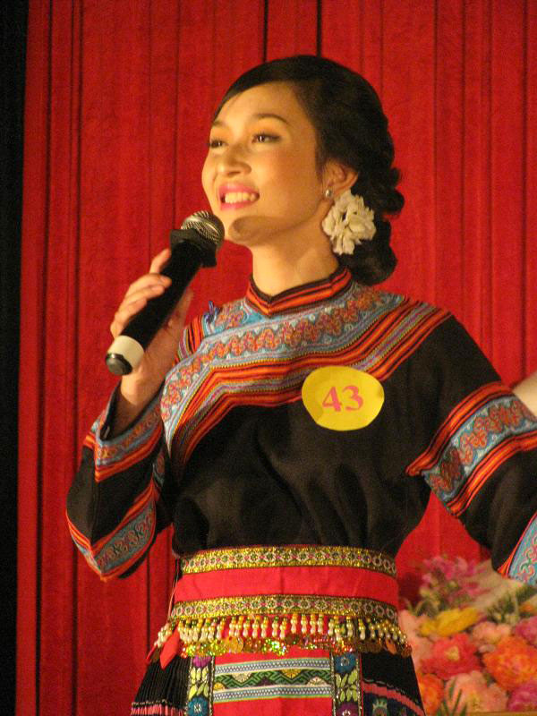 Nguyễn Thị Minh Mùi trong phần thi năng khiếu trong trang phục người dân tộc và trong trang phục tự chọn. Nguyễn Thị Minh Mùi trong phần thi năng khiếu trong trang phục người dân tộc và trong trang phục tự chọn.