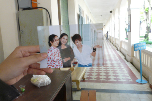 Chị Uyên Linh chụp ảnh cùng cô giáo trước hành lang lớp học nè (Bức ảnh chụp tại hành lang trường THPT Lê Hồng Phong, TP.HCM, trường cũ của chị Uyên Linh đấy).