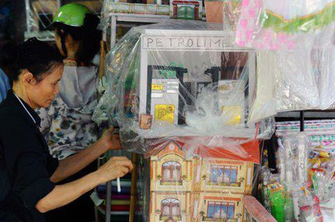 "Dưới đấy" giá xăng cũng đang cao.