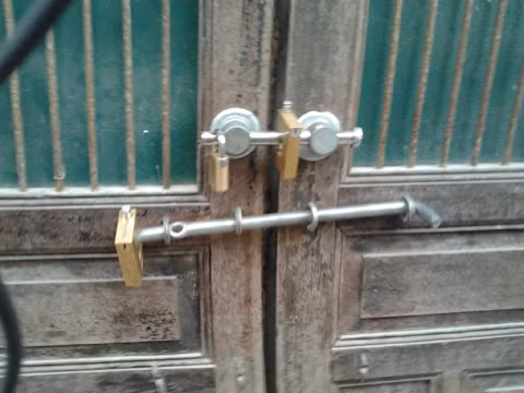 Nhiều khóa cho an toàn.