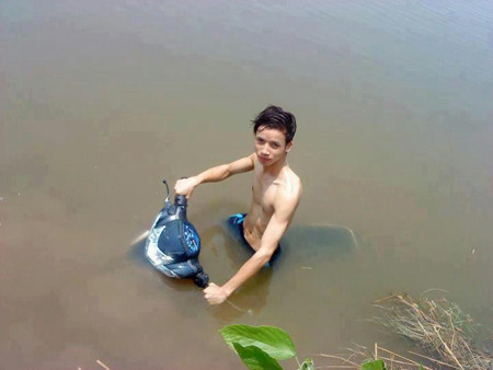 Anh rất ít khi lái xe, nhưng đã lái thì phải như thế này...