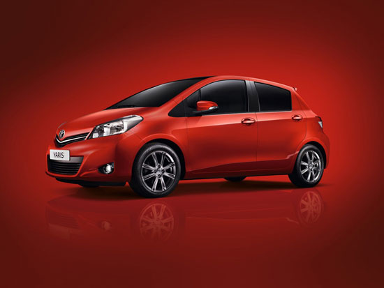 3. Toyota Yaris 2012, giá khoảng 620 triệu Về hình thức, xe Yaris 2012 dù cơ bản vẫn là kiểu dáng cũ, nhưng mang ngôn ngữ thiết kế mới của Toyota, với cụm đèn trước góc cạnh hơn, những đường gờ trên thân xe nhô rõ hơn, nhằm giảm tính nữ. Tuy nhiên, nét khỏe khắn của những cụm đèn được thiết kế khá góc cạnh và mạnh mẽ sẽ là sự lựa chọn cho nhiều phụ nữ cá tính. 3. Toyota Yaris 2012, giá khoảng 620 triệu Về hình thức, xe Yaris 2012 dù cơ bản vẫn là kiểu dáng cũ, nhưng mang ngôn ngữ thiết kế mới của Toyota, với cụm đèn trước góc cạnh hơn, những đường gờ trên thân xe nhô rõ hơn, nhằm giảm tính nữ. Tuy nhiên, nét khỏe khắn của những cụm đèn được thiết kế khá góc cạnh và mạnh mẽ sẽ là sự lựa chọn cho nhiều phụ nữ cá tính.