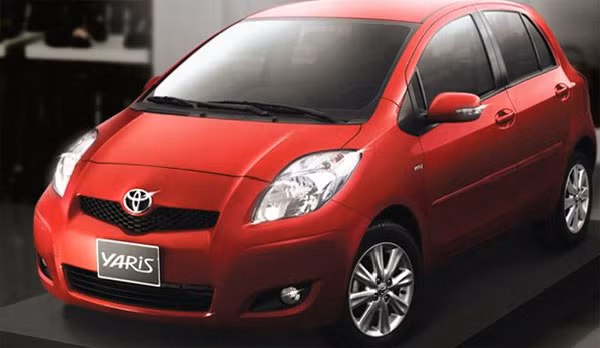 Xe Yaris thế hệ mới có hai thiết kế thân xe: 3 cửa và 5 cửa, với 4 phiên bản (T2, TR, SR và T Spirit). 3 lựa chọn động cơ gồm: hai bản máy xăng 1.0L và 1.33L, cùng một bản máy dầu 1.4L D-4D. Yaris thế hệ mới, phiên bản 2012 dài hơn bản hiện tại 100mm, do trục cơ sở tăng 50mm. Chiều rộng xe được giữ nguyên (1.695 mm), nhưng chiều cao giảm 20mm xuống còn 1.500mm, và trọng lượng xe giảm 30kg xuống 1.000kg. Nhờ chiều dài xe tăng lên, người ngồi hàng ghế sau có chỗ để chân thoải mái hơn một chút - tăng 35mm chỗ để chân.