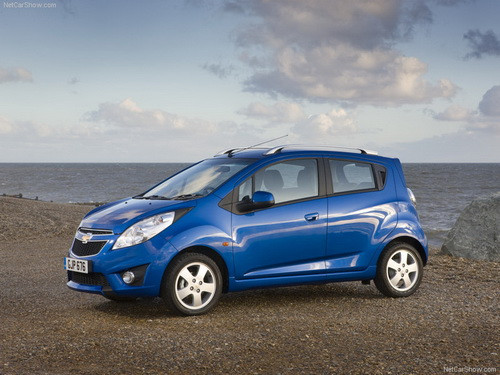 Thiết kế của Chevrolet Spark khá đẹp với những đường nét uốn khúc mềm mại, các chi tiết đèn khá cầu kỳ nhưng rất khỏe khắn và chắc chắn kết hợp với hệ thống chiếu sáng thông minh màu xanh băng mang lại cảm giác về công nghệ khá tinh tế. Thiết kế của Chevrolet Spark khá đẹp với những đường nét uốn khúc mềm mại, các chi tiết đèn khá cầu kỳ nhưng rất khỏe khắn và chắc chắn kết hợp với hệ thống chiếu sáng thông minh màu xanh băng mang lại cảm giác về công nghệ khá tinh tế.