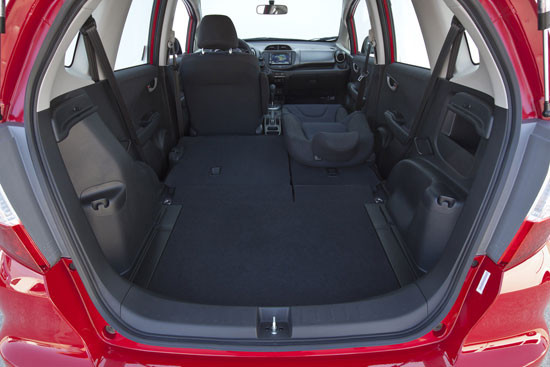 Honda Fit 2012 bản Sport mang trên mình lưới tản nhiệt mới, cụm đèn pha màu đen và bộ lazăng hợp kim 16 inch. Trong khi đó, bản thấp nhất chỉ được trang bị gương trùng màu thân xe và nắp trục bánh tái thiết kế. Những tính năng tiêu chuẩn mới dành cho Fit Sport 2012 bao gồm vô lăng tích hợp nút điều khiển dàn âm thanh, điện thoại kết nối Bluetooth rảnh tay dành cho phiên bản có hệ thống định vị. Honda Fit 2012 bản Sport mang trên mình lưới tản nhiệt mới, cụm đèn pha màu đen và bộ lazăng hợp kim 16 inch. Trong khi đó, bản thấp nhất chỉ được trang bị gương trùng màu thân xe và nắp trục bánh tái thiết kế. Những tính năng tiêu chuẩn mới dành cho Fit Sport 2012 bao gồm vô lăng tích hợp nút điều khiển dàn âm thanh, điện thoại kết nối Bluetooth rảnh tay dành cho phiên bản có hệ thống định vị.