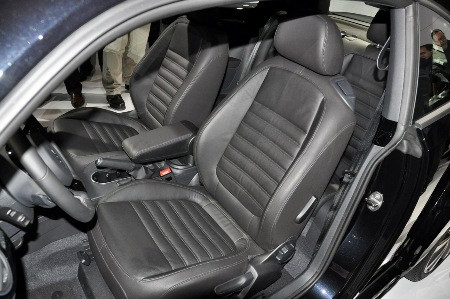 Beetle Volkswagen 2012 có không gian khoang hành lý rộng 310 lít, lớn hơn rất nhiều so với khoang hành lý có dung tích 209 lít ở chiếc New Beetle. Chiếc xe có hàng ghế sau độc lập và rộng rãi hơn, đây cũng là một trong những nét mới ở chiếc Beetle 2012. Beetle Volkswagen 2012 có không gian khoang hành lý rộng 310 lít, lớn hơn rất nhiều so với khoang hành lý có dung tích 209 lít ở chiếc New Beetle. Chiếc xe có hàng ghế sau độc lập và rộng rãi hơn, đây cũng là một trong những nét mới ở chiếc Beetle 2012.