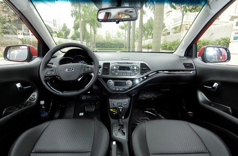 Từ ngoại hình đến nội thất, Kia Morning 2012 sở hữu rất nhiều những trang bị tiện nghi hiện đại như đèn trước HID cùng dải đèn LED, đèn phanh sau cũng sử dụng hệ thống đèn LED, hệ thống khởi động Start/Stop, điều hoà tự động, cửa nóc điều khiển điện, kết nối USB/AUX, camera lùi, hệ thống tiết kiệm nhiên liệu ECO... Từ ngoại hình đến nội thất, Kia Morning 2012 sở hữu rất nhiều những trang bị tiện nghi hiện đại như đèn trước HID cùng dải đèn LED, đèn phanh sau cũng sử dụng hệ thống đèn LED, hệ thống khởi động Start/Stop, điều hoà tự động, cửa nóc điều khiển điện, kết nối USB/AUX, camera lùi, hệ thống tiết kiệm nhiên liệu ECO...