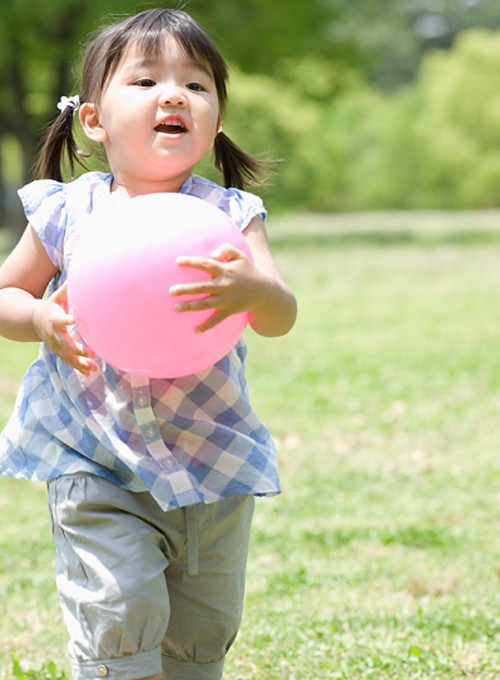 Chỉ cần cha mẹ các bé gái chú ý đến một vài thay đổi lành mạnh trong thói quen ăn uống và lối sống sẽ giúp cải thiện tốc độ phát triển chiều cao tối ưu cho các công chúa yêu của bạn trong từng giai đoạn phát triển. Ảnh minh họa