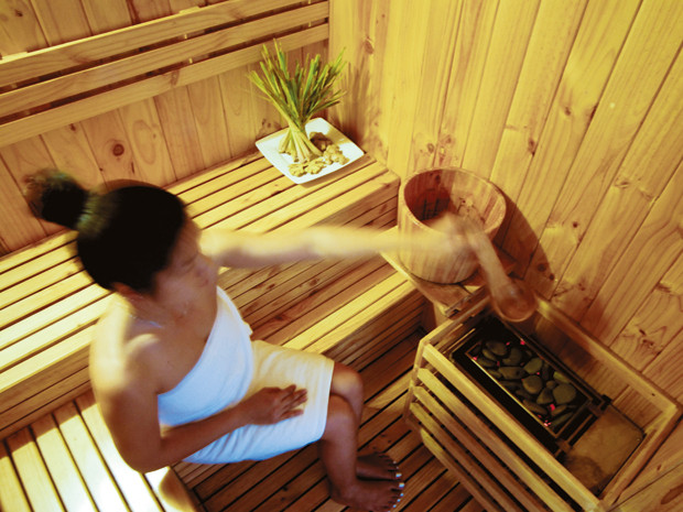 Ngoài ra, xông bằng tinh dầu thảo dược cũng giúp thư thái và còn là liệu pháp giải cảm. Ảnh: SGTT Ngoài ra, xông bằng tinh dầu thảo dược cũng giúp thư thái và còn là liệu pháp giải cảm. Ảnh: SGTT