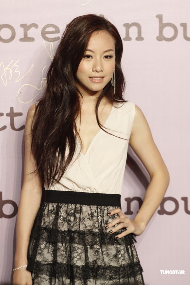 Vô tình, nữ ca sĩ nổi tiếng Đặng Lệ Hân cũng diện bộ váy này khi tham dự sự kiện thời trang Vô tình, nữ ca sĩ nổi tiếng Đặng Lệ Hân cũng diện bộ váy này khi tham dự sự kiện thời trang