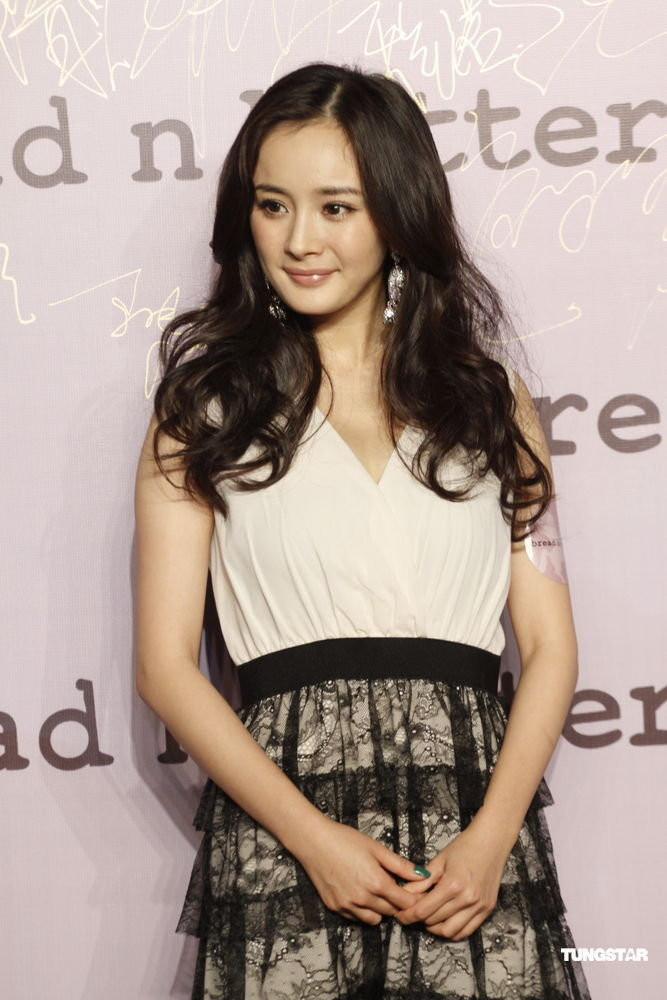 Dương Mịch trẻ trung và duyên dáng trong bộ đầm ren Dương Mịch trẻ trung và duyên dáng trong bộ đầm ren