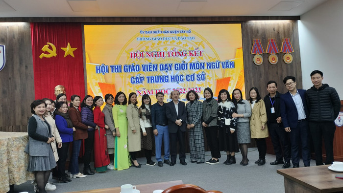 Thầy Đỗ Ngọc Thống với giáo viên dạy Ngữ văn. Ảnh NVCC