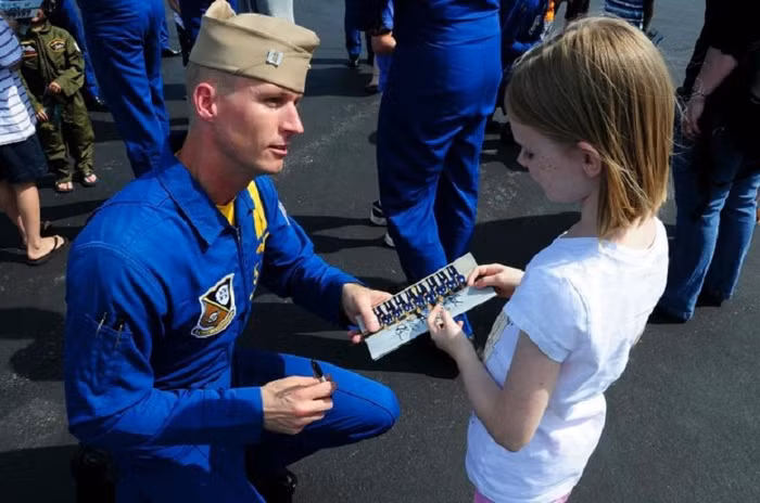 Và cho chữ ký những người hâm mộ. Và cho chữ ký những người hâm mộ.