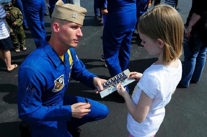 Và cho chữ ký những người hâm mộ. Và cho chữ ký những người hâm mộ.