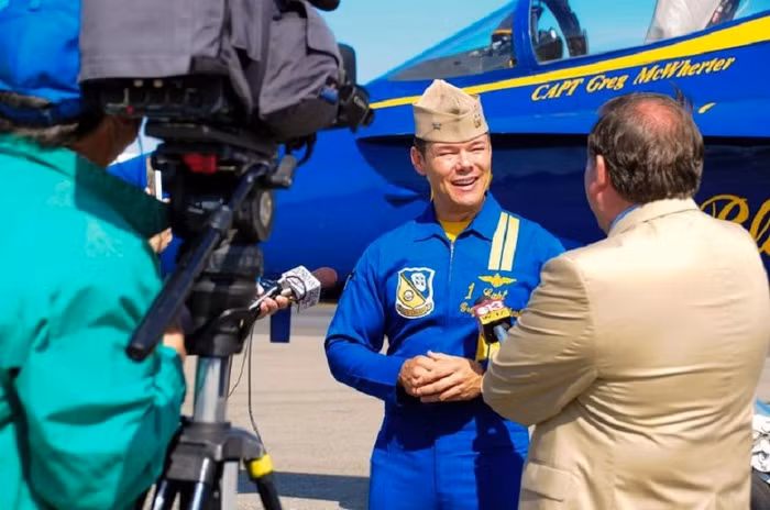 Các phi công được báo chí phỏng vấn sau khi hoàn thành màn trình diễn đầy ấn tượng. Các phi công được báo chí phỏng vấn sau khi hoàn thành màn trình diễn đầy ấn tượng.