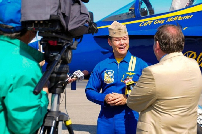 Các phi công được báo chí phỏng vấn sau khi hoàn thành màn trình diễn đầy ấn tượng. Các phi công được báo chí phỏng vấn sau khi hoàn thành màn trình diễn đầy ấn tượng.