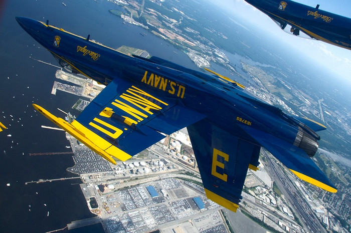 Màn trình diễn đẹp mắt của chiếc tiêm ích F/A-18 mang số hiệu 3 thuộc phi đội bay “Thiên thần xanh”. Màn trình diễn đẹp mắt của chiếc tiêm ích F/A-18 mang số hiệu 3 thuộc phi đội bay “Thiên thần xanh”.