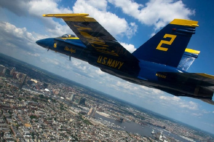 Để trúng tuyển vào đội “Thiên thần xanh”, phi công phải trải qua một cuộc cạnh tranh thi tài rất phức tạp với nhiều bài tập khó. Yêu cầu mỗi ứng viên phải là người đang phục vụ trong hải quân hoặc lực lượng thủy quân lục chiến, có khả năng lái máy bay phản lực và tối thiểu đã có "thâm niên" 1.250 giờ bay. Để trúng tuyển vào đội “Thiên thần xanh”, phi công phải trải qua một cuộc cạnh tranh thi tài rất phức tạp với nhiều bài tập khó. Yêu cầu mỗi ứng viên phải là người đang phục vụ trong hải quân hoặc lực lượng thủy quân lục chiến, có khả năng lái máy bay phản lực và tối thiểu đã có "thâm niên" 1.250 giờ bay.