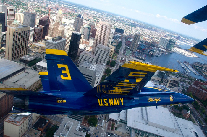 Chiếc tiêm kích F/A-18 Hornet mang số hiệu 3 trong đội hình phi đội biểu diễn những kỹ năng bay lượn tuyệt vời trên bầu trời thành phố Baltimore xinh đẹp. Chiếc tiêm kích F/A-18 Hornet mang số hiệu 3 trong đội hình phi đội biểu diễn những kỹ năng bay lượn tuyệt vời trên bầu trời thành phố Baltimore xinh đẹp.