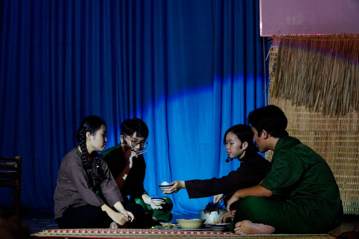 Sân khấu hóa tác phẩm "Chiếc lược ngà" do học sinh Trung học phổ thông Chuyên Lê Qúy Đôn thực hiện. Ảnh: NVCC Chiec luoc nga.jpg
