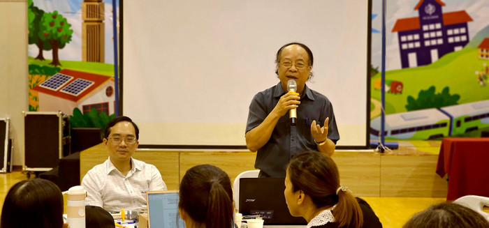 PGS.TS Đỗ Ngọc Thống (đứng). Ảnh NVCC 428660176_10232006207287347_9122182165727338179_n.jpg