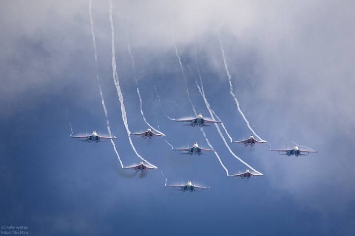 Màn trình diễn của Phi đội Hiệp sĩ Nga. Màn trình diễn của Phi đội Hiệp sĩ Nga.