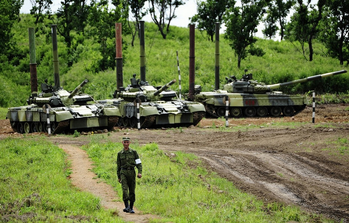 Xe tăng, xe bọc thép Nga diễn tập vượt sông. Xe tăng, xe bọc thép Nga diễn tập vượt sông.