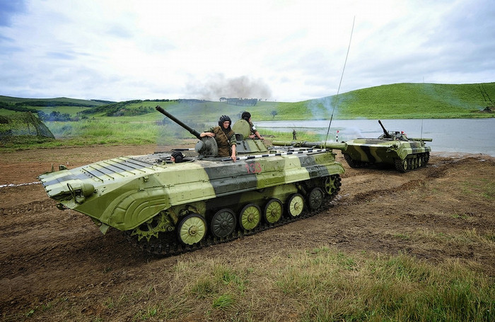 Xe tăng, xe bọc thép Nga diễn tập vượt sông. Xe tăng, xe bọc thép Nga diễn tập vượt sông.