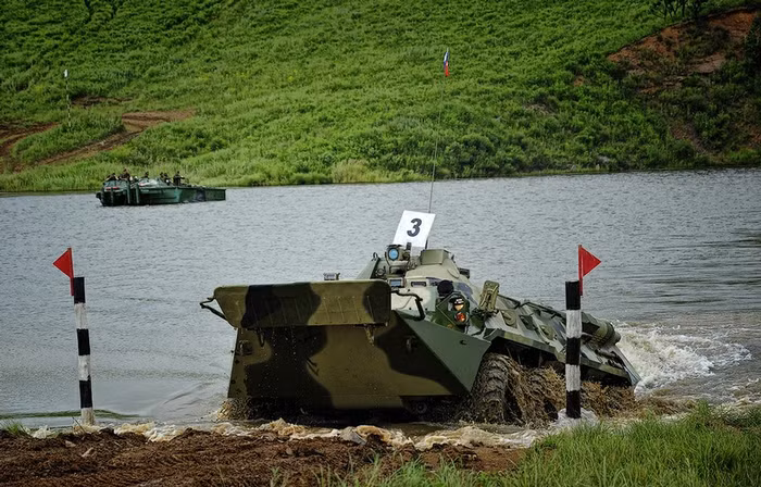Xe tăng, xe bọc thép Nga diễn tập vượt sông.