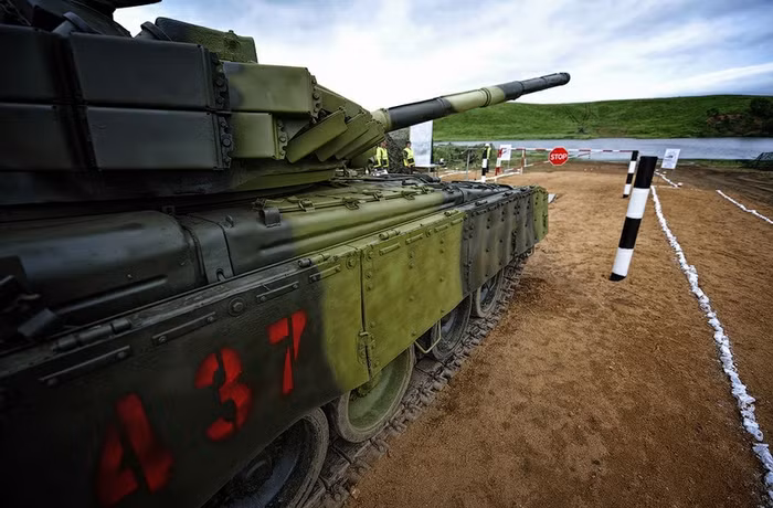 Xe tăng, xe bọc thép Nga diễn tập vượt sông.