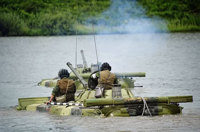 Xe tăng, xe bọc thép Nga diễn tập vượt sông.