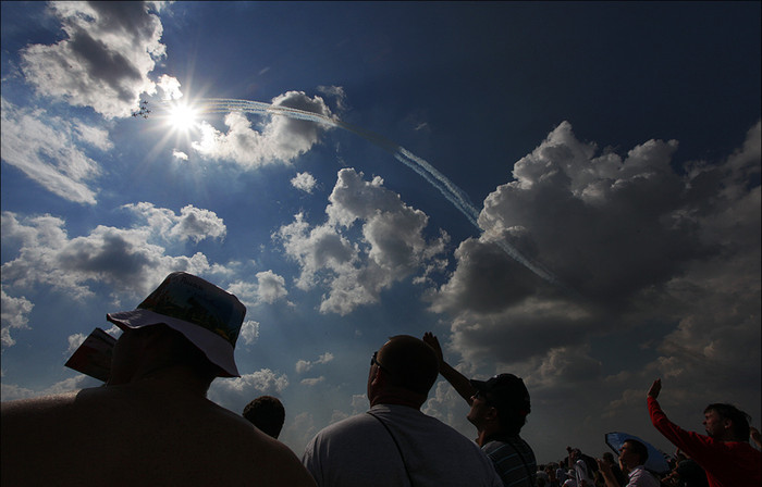 Tất cả đều háo hức trước màn trình diễn của các máy bay. Tất cả đều háo hức trước màn trình diễn của các máy bay.