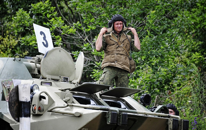 Xe tăng, xe bọc thép Nga diễn tập vượt sông. Xe tăng, xe bọc thép Nga diễn tập vượt sông.