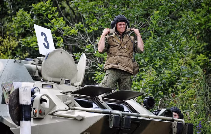 Xe tăng, xe bọc thép Nga diễn tập vượt sông.