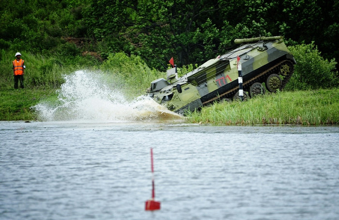Xe tăng, xe bọc thép Nga diễn tập vượt sông. Xe tăng, xe bọc thép Nga diễn tập vượt sông.