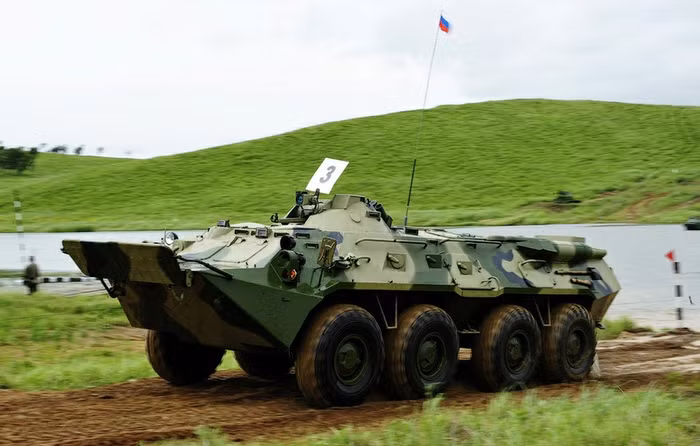 Xe tăng, xe bọc thép Nga diễn tập vượt sông.