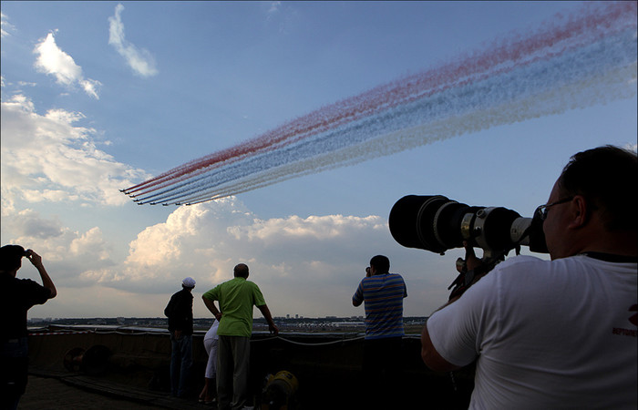 9 oanh tạc cơ Su-25 xé ngang bầu trời với những luồng khói nhiều màu sắc vô cùng đẹp mắt. 9 oanh tạc cơ Su-25 xé ngang bầu trời với những luồng khói nhiều màu sắc vô cùng đẹp mắt.