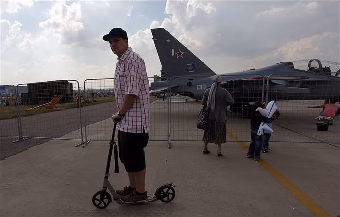 Khách tham quan có dịp được chiêm ngưỡng huấn lyện/chiến đấu cơ Yak-130.