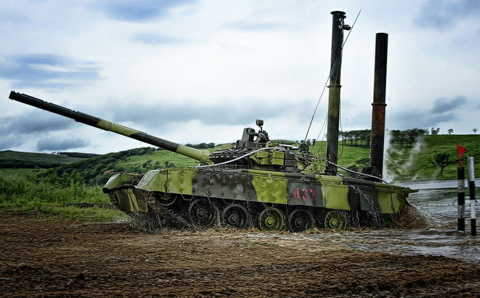 Xe tăng, xe bọc thép Nga diễn tập vượt sông. Xe tăng, xe bọc thép Nga diễn tập vượt sông.