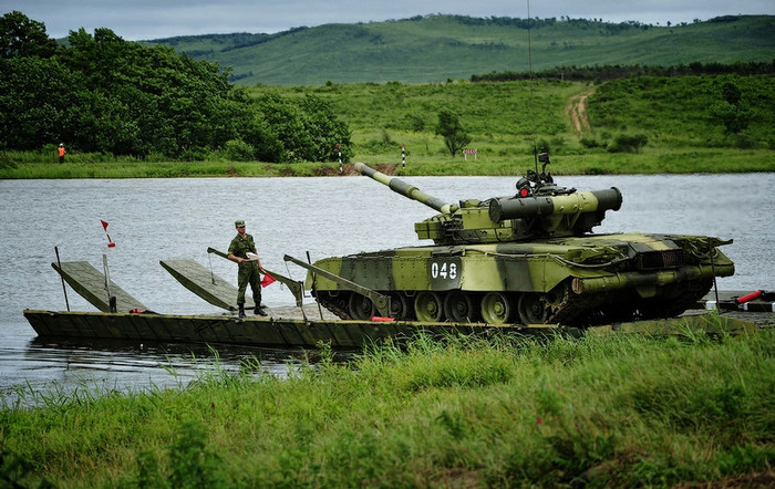 Xe tăng, xe bọc thép Nga diễn tập vượt sông. Xe tăng, xe bọc thép Nga diễn tập vượt sông.