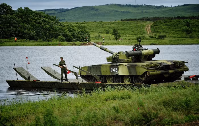 Xe tăng, xe bọc thép Nga diễn tập vượt sông.