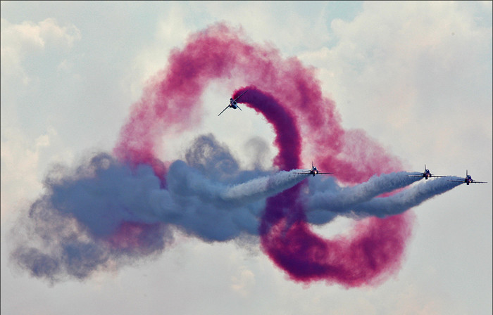 Đội nhào lộn trên không Red Arrows của Anh với màn trình diễn phức tạp. Đội nhào lộn trên không Red Arrows của Anh với màn trình diễn phức tạp.