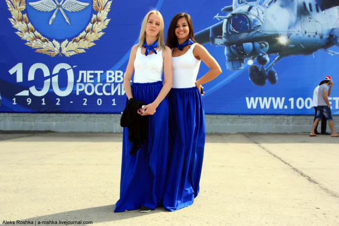 Ngoài màn trình diễn của các máy bay và các phi đôi, Không quân Nga còn tổ chức triển lãm hàng không ngay tại thị trấn Zhukovsky, ngoại ô Moscow. Ngoài màn trình diễn của các máy bay và các phi đôi, Không quân Nga còn tổ chức triển lãm hàng không ngay tại thị trấn Zhukovsky, ngoại ô Moscow.